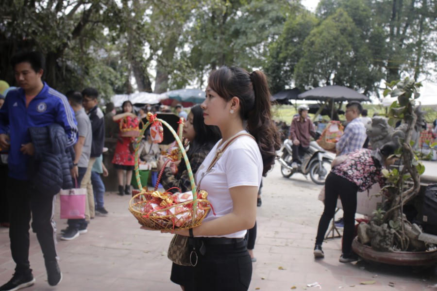 Tấp nập người đến chùa cầu bình an đầu Xuân 